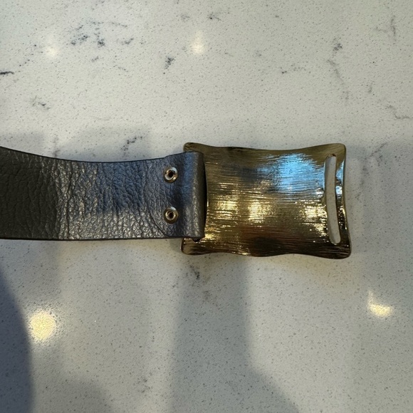 Cuff bracelet Modern faux leather and gold - Picture 6 of 11